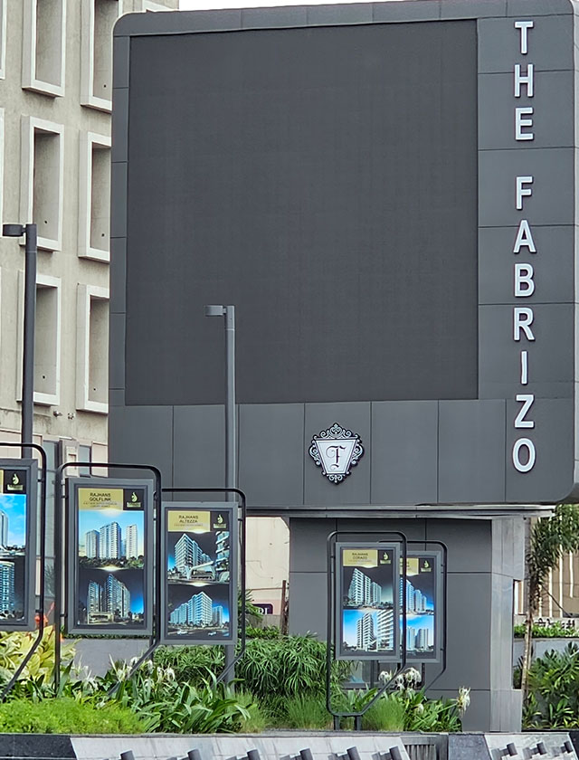 The Fabrizo, Surat